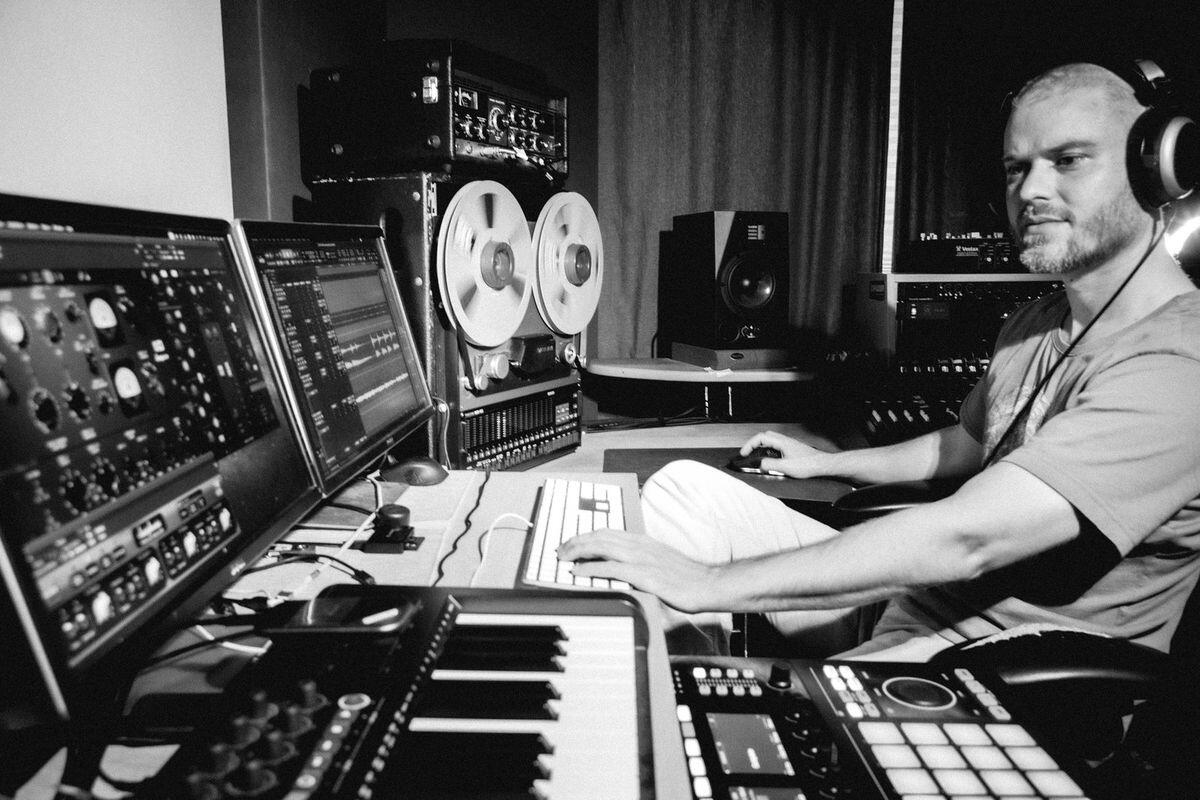 Thomas Mantl at the mixing desk in the Tonschneiderei · photo: stickford
